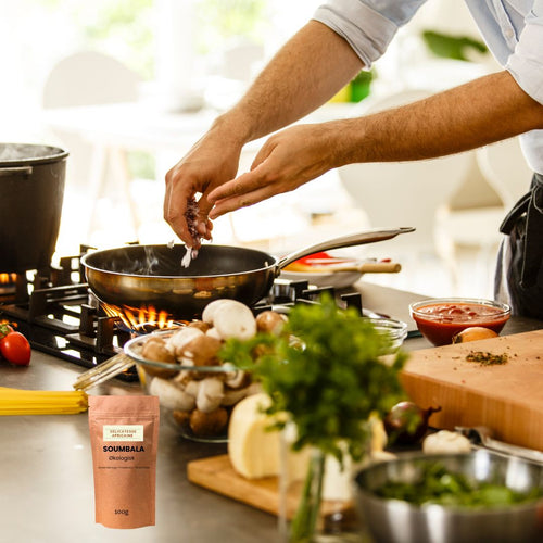 Soumbala er et proteinrigt krydderi med umamismag og aromatisk duft - Naturelle.dk