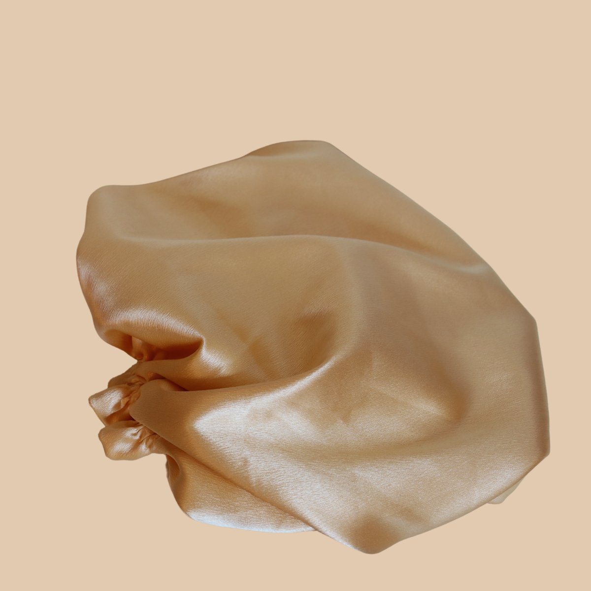 Luksus håndsyet satin sovehat til sundt og smukt hår - Naturelle.dk