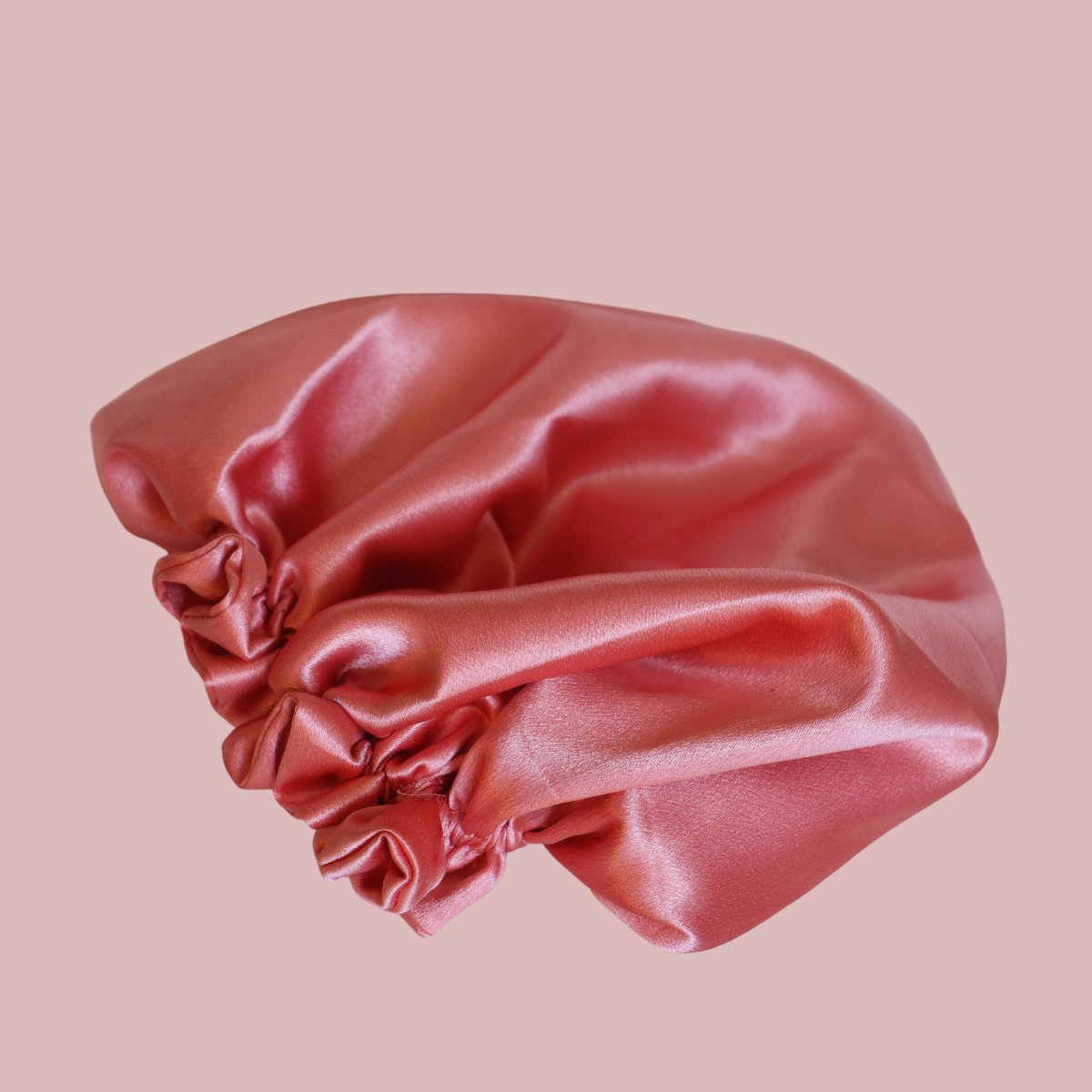Luksus håndsyet satin sovehat til sundt og smukt hår - Naturelle.dk