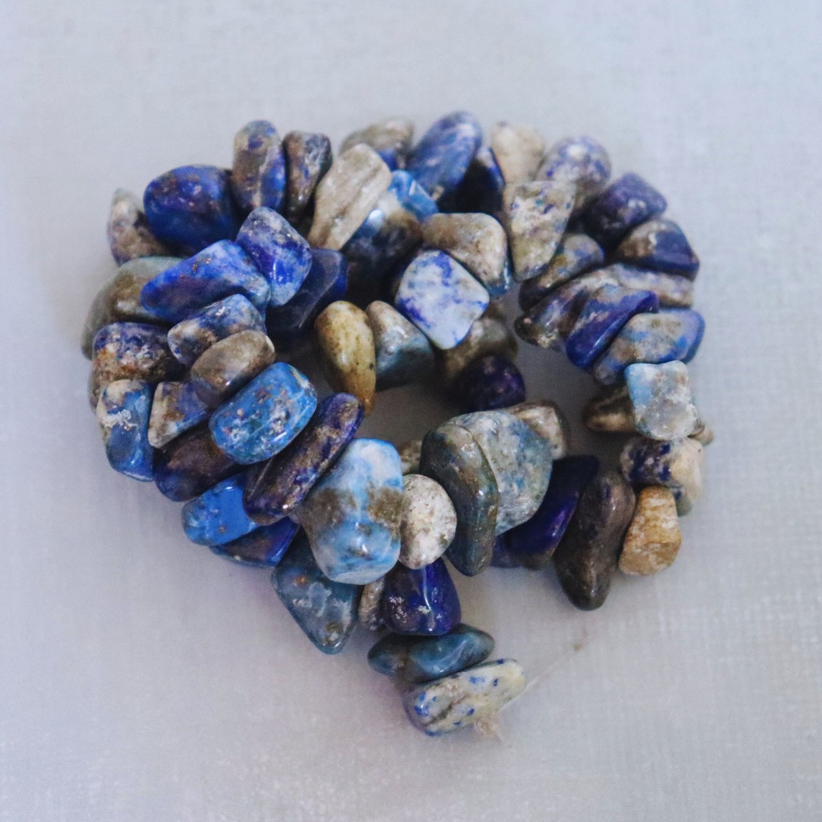 Perler i natursten til lav selv smykker - hel streng 40cm - Naturelle.dk