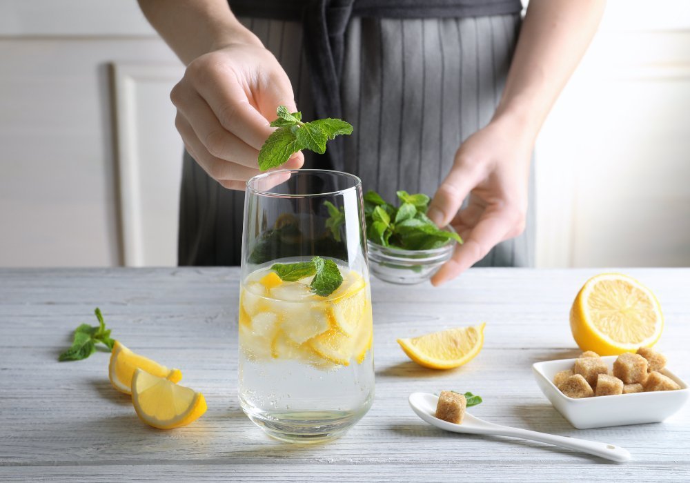 Hvordan laver du citronvand? Slukke din tørste med lækkert citronvand - Naturelle.dk