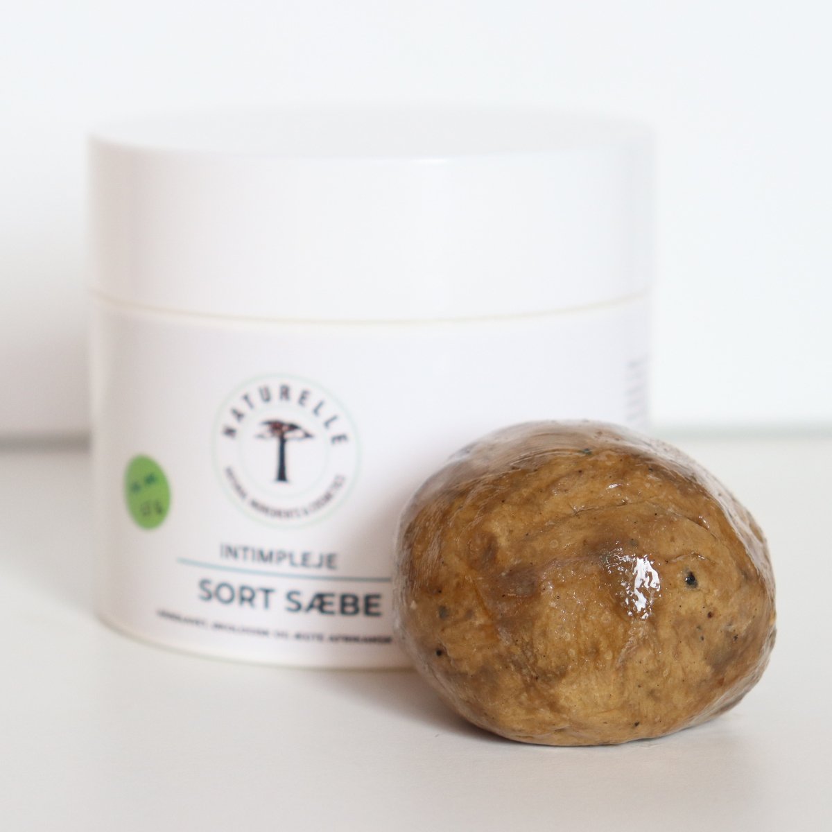 Intimplejesæt bertoni urt og sort sæbe til intimpleje - 157g - Naturelle.dk