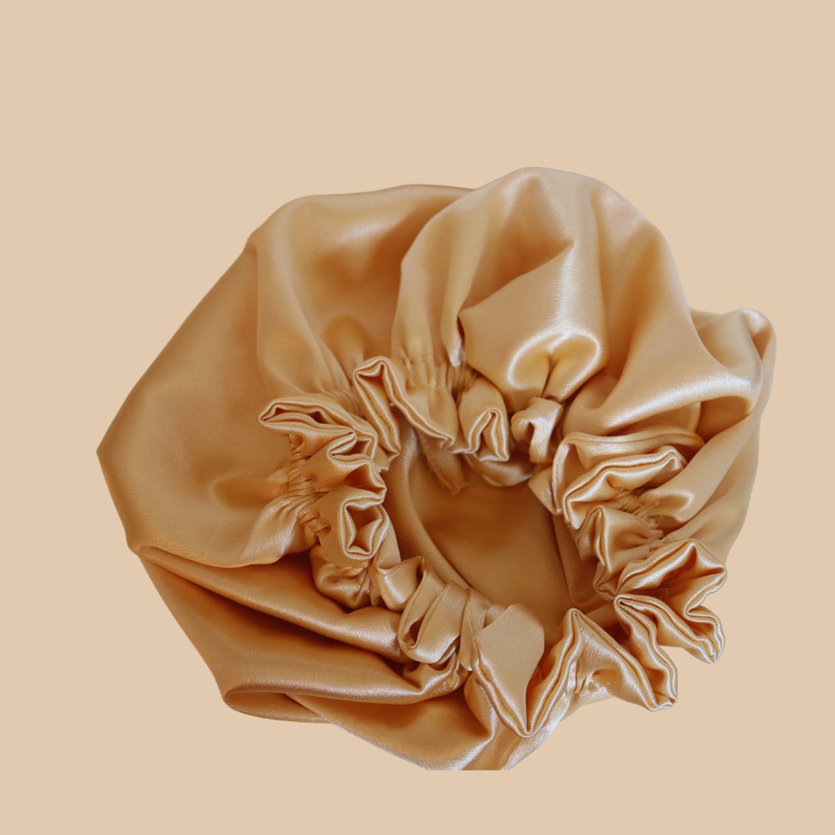 Luksus håndsyet satin sovehat til sundt og smukt hår - Naturelle.dk