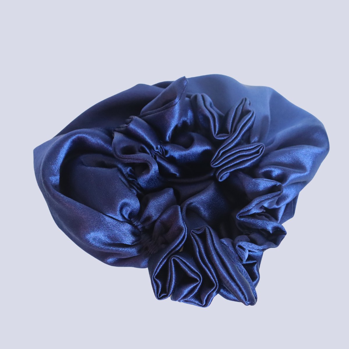 Luksus håndsyet satin sovehat til sundt og smukt hår - Naturelle.dk