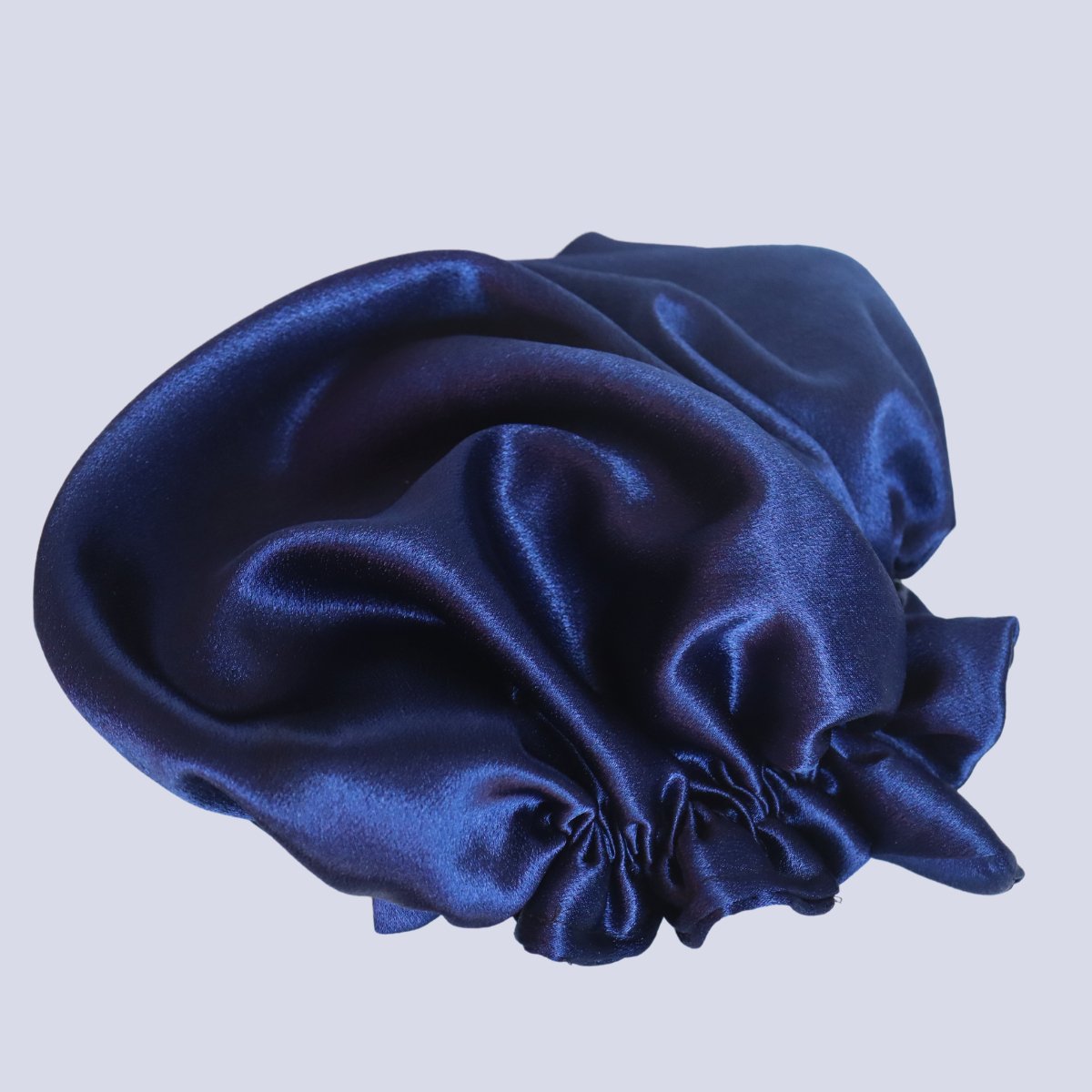 Luksus håndsyet satin sovehat til sundt og smukt hår - Naturelle.dk